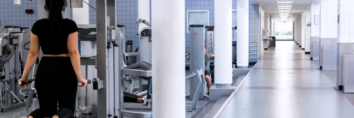 Student works out on tricep dip machine at the Leach Center